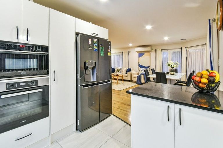 Photo of property in 2 Menen Place, Manurewa, Auckland, 2105