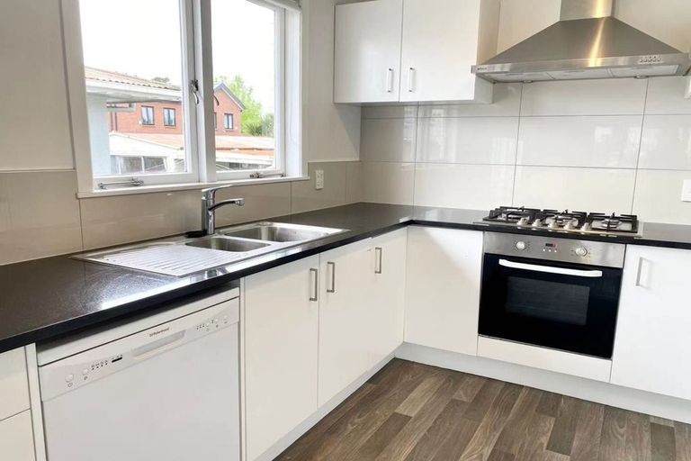 Photo of property in 5 Marlene Avenue, Te Atatu South, Auckland, 0610