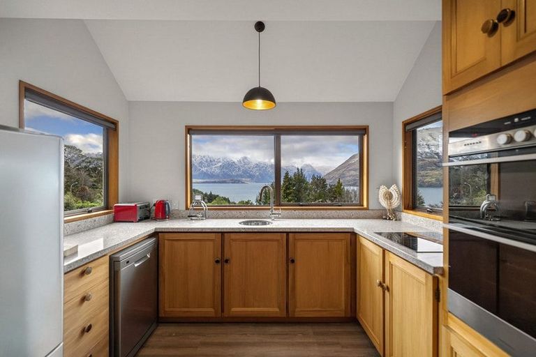 Photo of property in 4 Moss Lane, Sunshine Bay, Queenstown, 9300