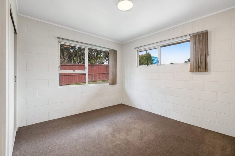 Photo of property in 1/587 Glenfield Road, Totara Vale, Auckland, 0629