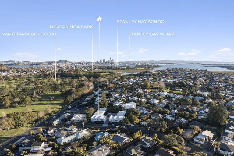 Photo of property in 2/18 Handley Avenue, Narrow Neck, Auckland, 0624
