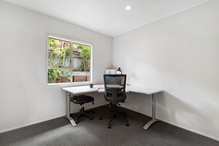 Photo of property in 2/18 Strabo Place, Windsor Park, Auckland, 0632