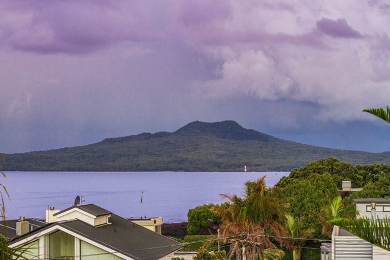 Photo of property in 21 Ocean View Road, Milford, Auckland, 0620