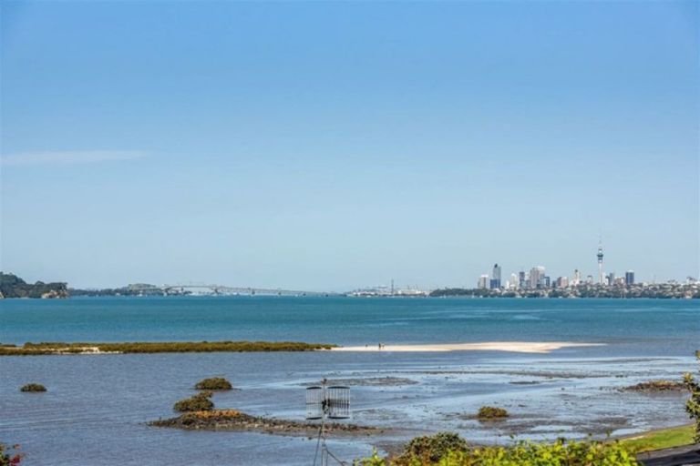 Photo of property in 2/46 Gill Avenue, Te Atatu Peninsula, Auckland, 0610