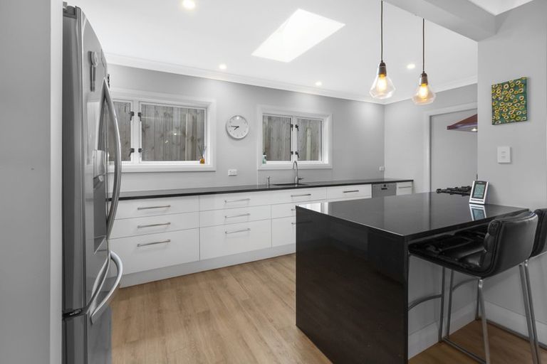 Photo of property in 70 Kahu Road, Paremata, Porirua, 5024