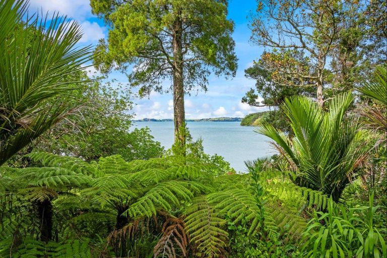 Photo of property in 16 Clinton Road, Tawharanui Peninsula, Matakana, 0986