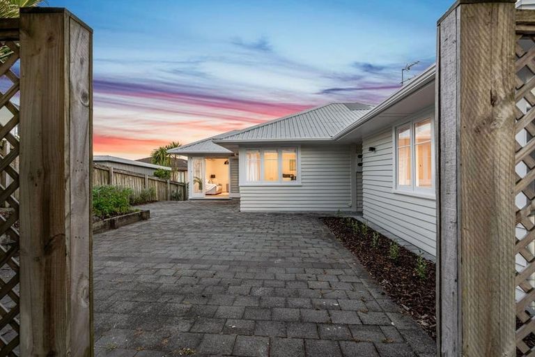 Photo of property in 243a Glengarry Road, Glen Eden, Auckland, 0602