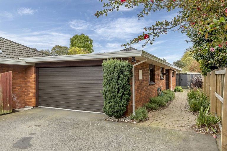 Photo of property in 2/84 Memorial Avenue, Ilam, Christchurch, 8053