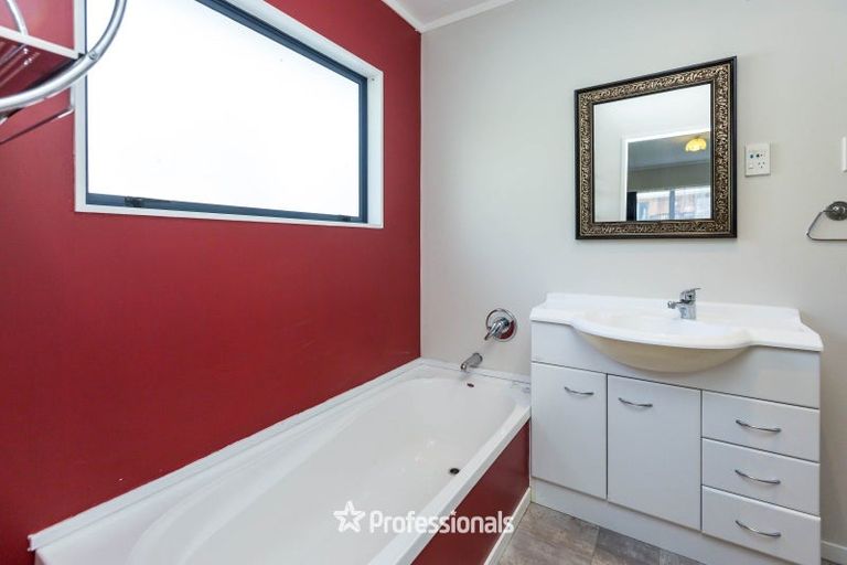 Photo of property in 1 Monarch Grove, Maoribank, Upper Hutt, 5018