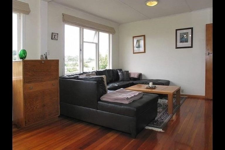 Photo of property in 139 Ruskin Road, Newlands, Wellington, 6037