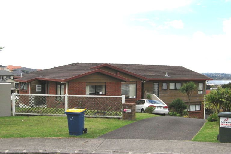 Photo of property in 27 Bernleigh Terrace, West Harbour, Auckland, 0618