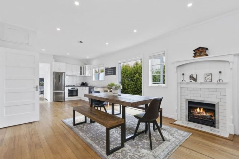 Photo of property in 28 Hanlon Crescent, Narrow Neck, Auckland, 0624