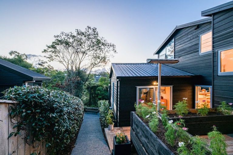 Photo of property in 22 Woodfern Crescent, Titirangi, Auckland, 0604