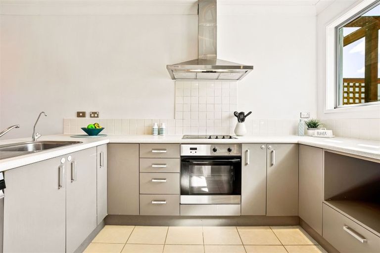 Photo of property in 9l Clearwater Cove, West Harbour, Auckland, 0618