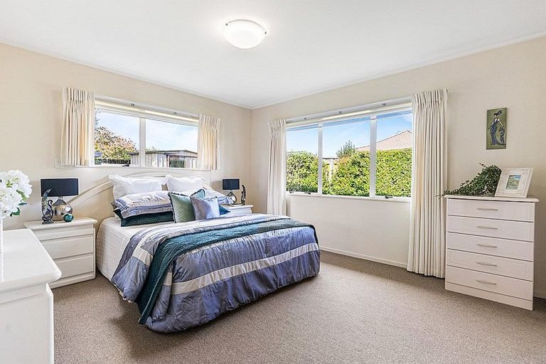 Photo of property in 41 Headcorn Place, Botany Downs, Auckland, 2010