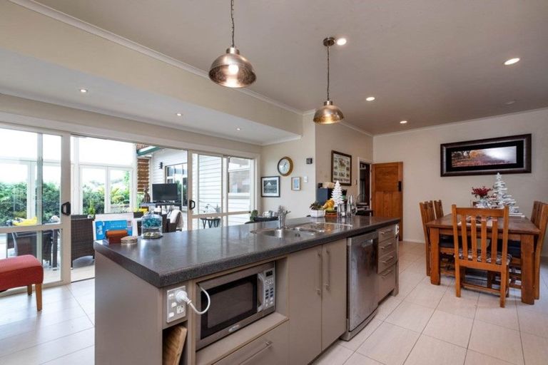 Photo of property in 80 Paynters Avenue, Strandon, New Plymouth, 4312