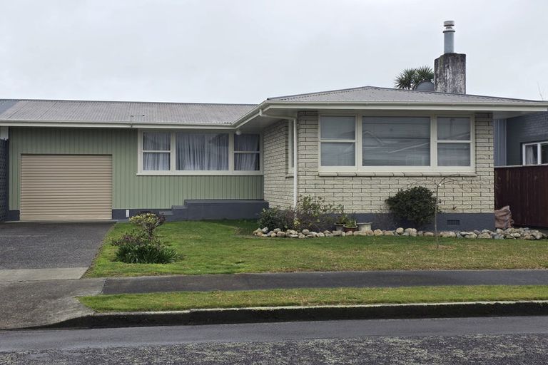 Photo of property in 52 Karaka Crescent, Levin, 5510