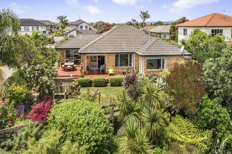 Photo of property in 14 Stranraer Crescent, Wattle Downs, Auckland, 2103