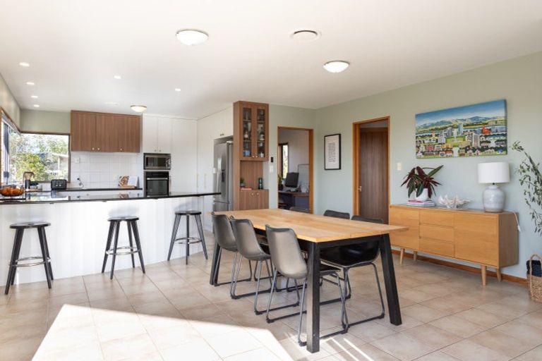 Photo of property in 33 Ruapehu Drive, Fitzherbert, Palmerston North, 4410