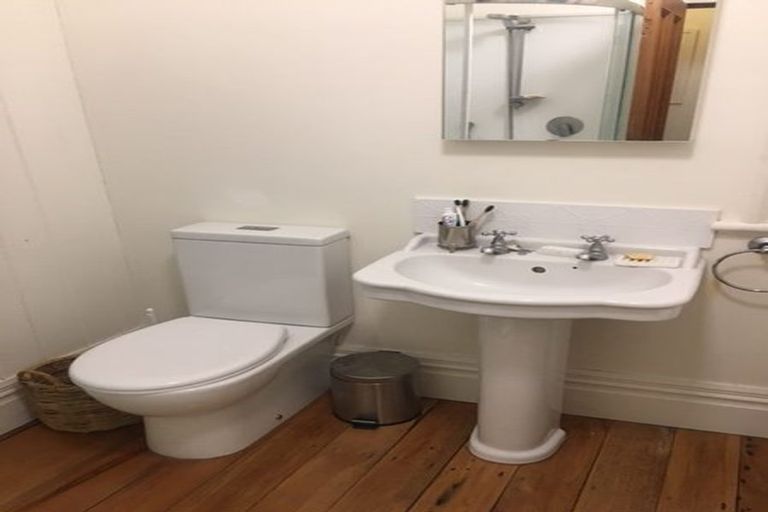 Photo of property in 19 Grove Road, Kelburn, Wellington, 6012