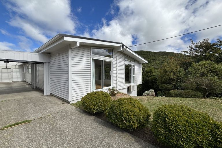 Photo of property in 42 Versailles Street, Karori, Wellington, 6012