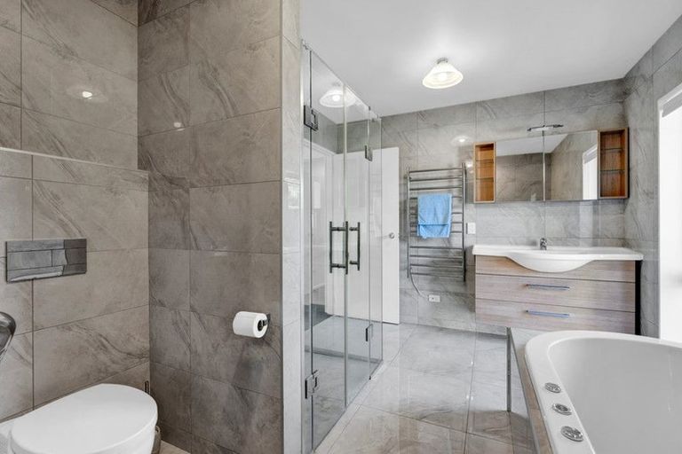 Photo of property in 3e Kinross Drive, Merrilands, New Plymouth, 4312