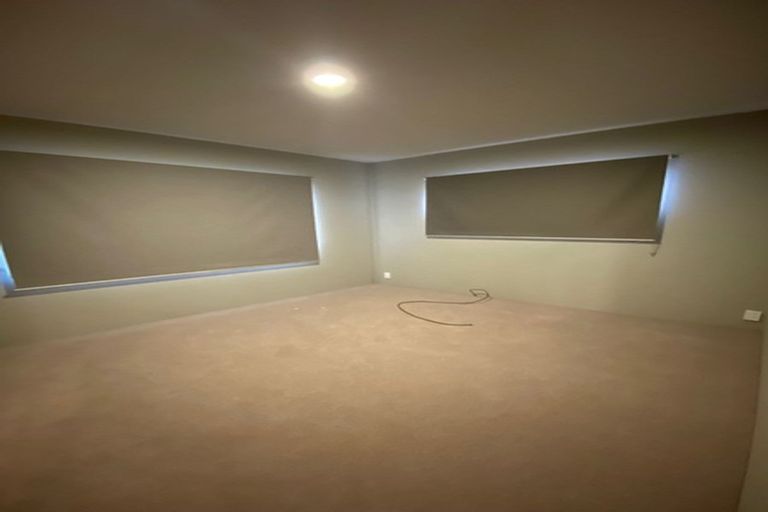 Photo of property in 2/10 Kirklow Place, Goodwood Heights, Auckland, 2105