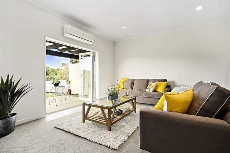 Photo of property in 2/10 Salford Crescent, Flat Bush, Auckland, 2019