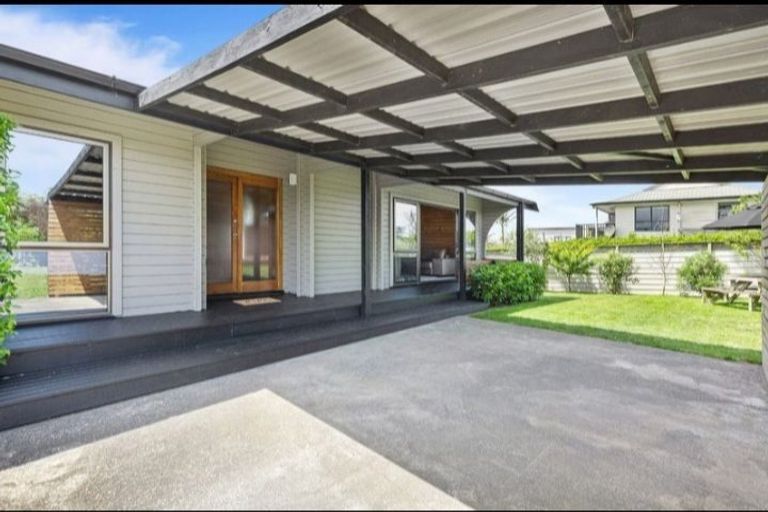 Photo of property in 27 Clarks Beach Road, Clarks Beach, 2122