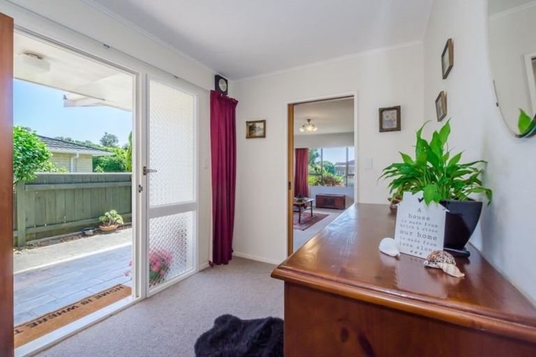 Photo of property in 6 Rewarewa Crescent, Waikanae, 5036