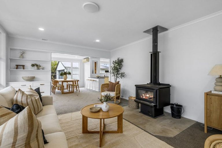 Photo of property in 2 Ilfracombe Place, Burnside, Christchurch, 8053
