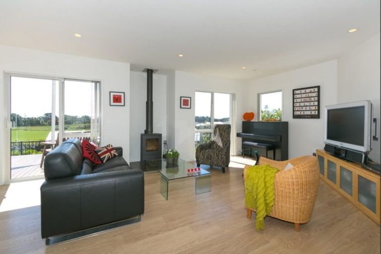 Photo of property in 17 Links Drive, Waiwhakaiho, New Plymouth, 4312