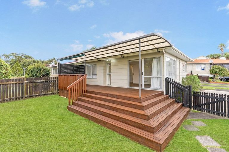 Photo of property in 1/1 Dalwhinnie Parade, Highland Park, Auckland, 2010