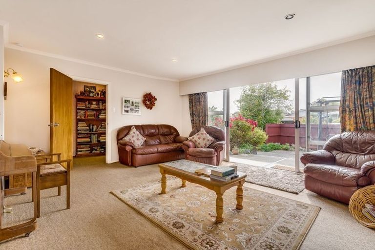 Photo of property in 17 Rosedale Place, Avonhead, Christchurch, 8042