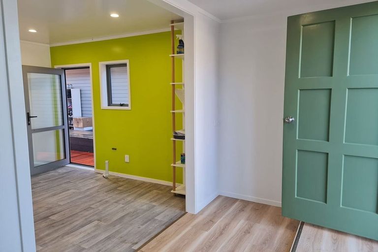 Photo of property in 5 Foyle Place, Glendene, Auckland, 0602