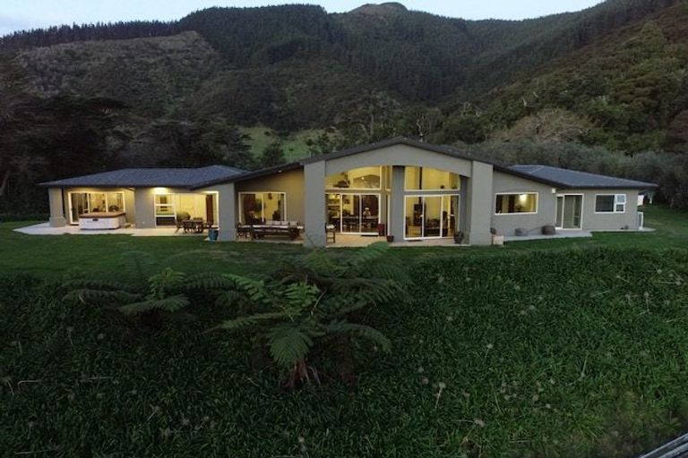 Photo of property in 5564 Kenepuru Road, Waitaria Bay, Picton, 7282