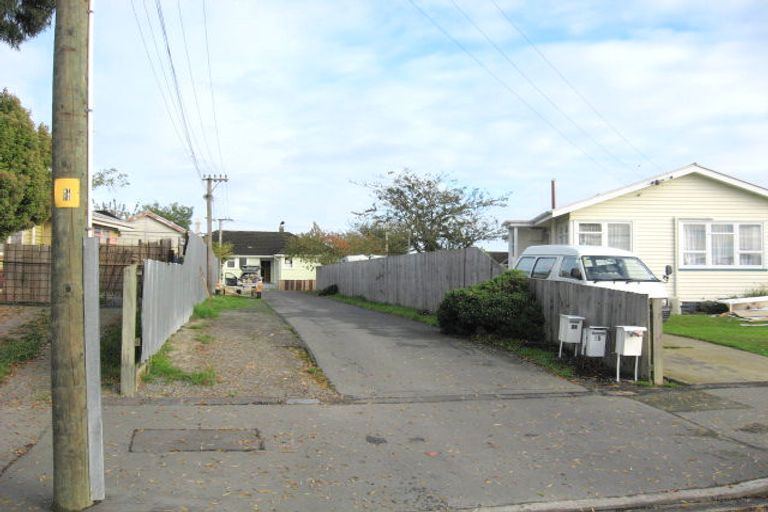 Photo of property in 21 Lambeth Crescent, Northcote, Christchurch, 8052