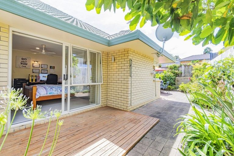 Photo of property in 2/12 Pat O'connor Place, Manurewa, Auckland, 2105
