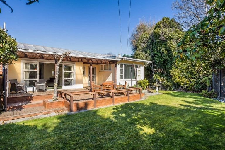 Photo of property in 19 Derrett Place, Saint Martins, Christchurch, 8022