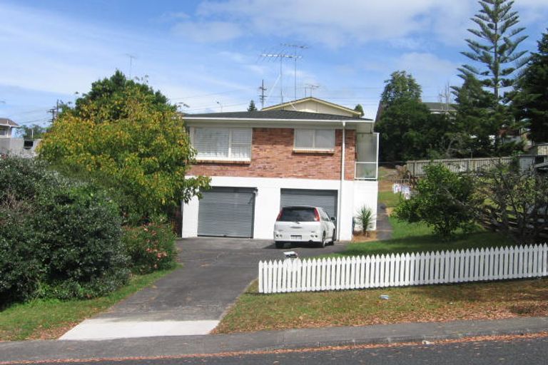 Photo of property in 1/10 Ayton Drive, Totara Vale, Auckland, 0629