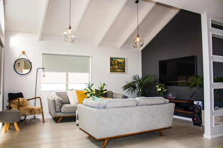 Photo of property in 1/87 Unsworth Drive, Unsworth Heights, Auckland, 0632