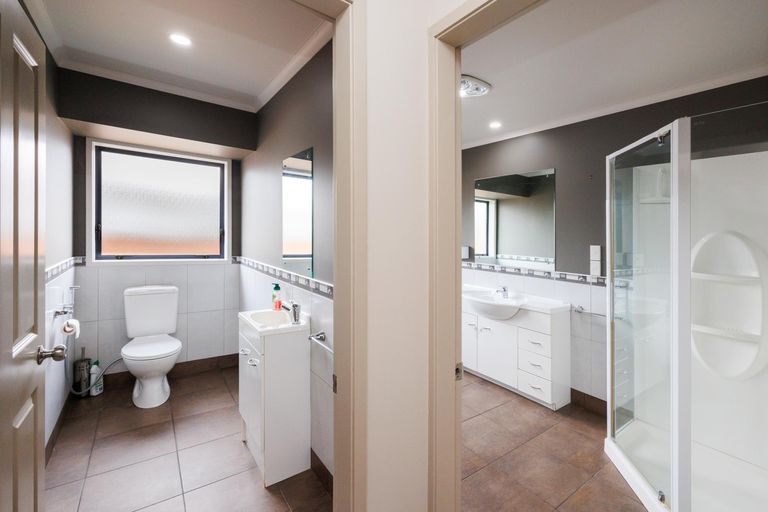 Photo of property in 12 Johnstone Drive, Fitzherbert, Palmerston North, 4410