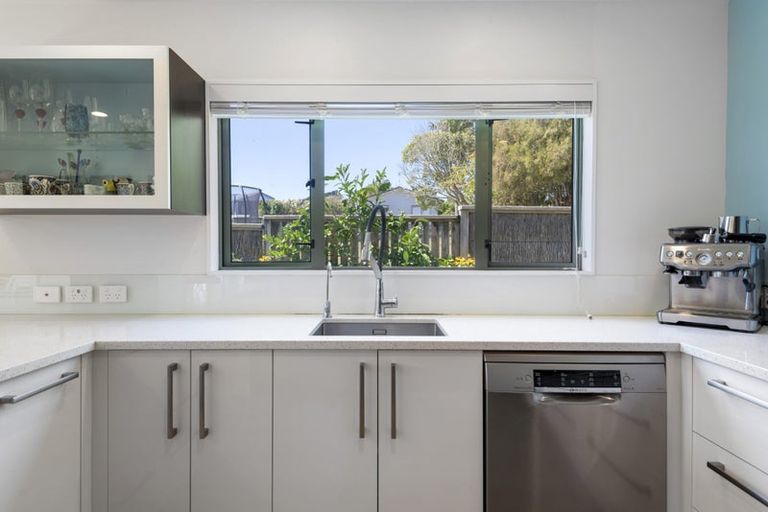 Photo of property in 2/13 Montgomery Avenue, Rothesay Bay, Auckland, 0630