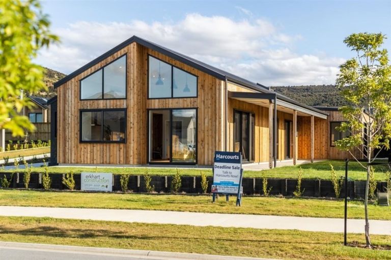 Photo of property in 17 Obelisk Street, Wanaka, 9305