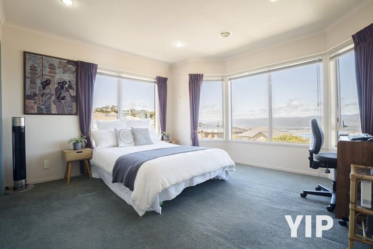 Photo of property in 16 Domett Street, Newlands, Wellington, 6037