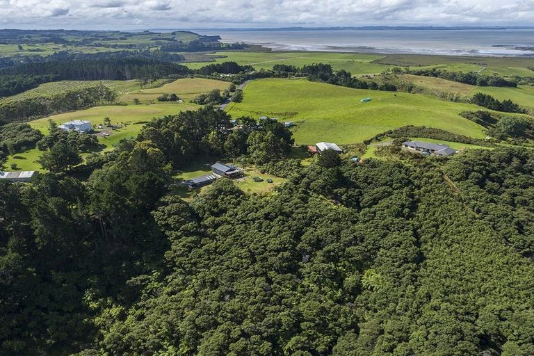 Photo of property in 129 Mcleod Road, South Head, Helensville, 0874