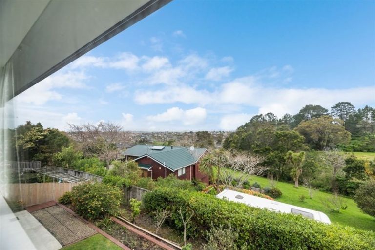 Photo of property in 92 Lake Panorama Drive, Henderson Valley, Auckland, 0612