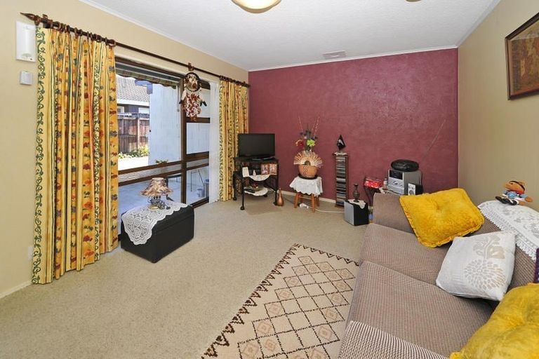 Photo of property in 2/12 Waimai Avenue, Weymouth, Auckland, 2103