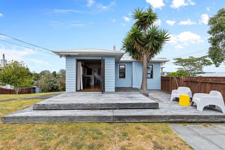 Photo of property in 13 York Crescent, Westown, New Plymouth, 4310