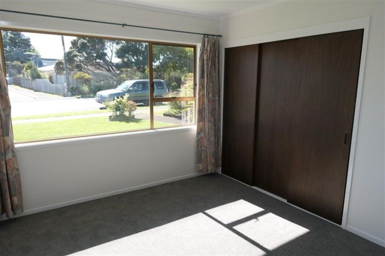 Photo of property in 121 Chivalry Road, Glenfield, Auckland, 0629